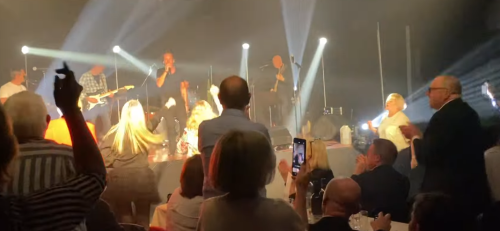 La salle est totalement conquise, les spectateurs participent au spectacle