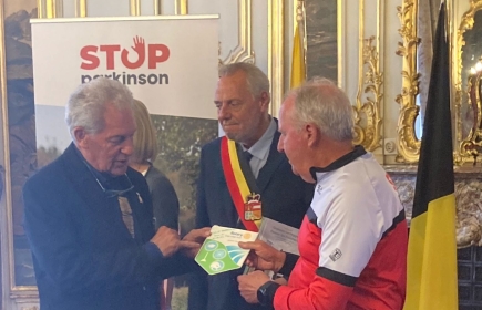 Roger Ruwet, président du Rc Liège-Sud remet le fanion du club à Ivo de Bisschop en présence du Gouverneur Hervé Jamar